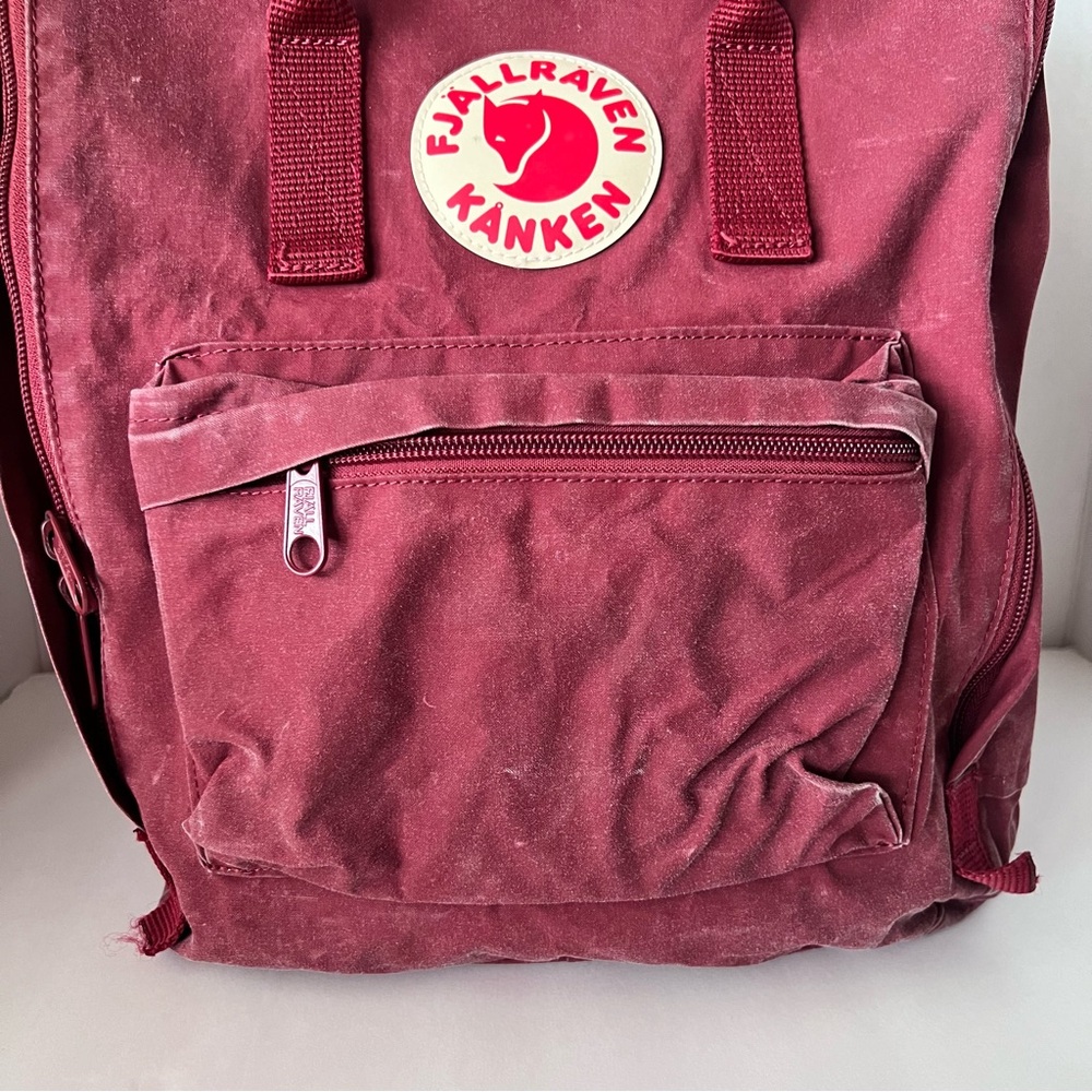 Fjallraven Kanken Classic Backpack - Picture 3 of 11
